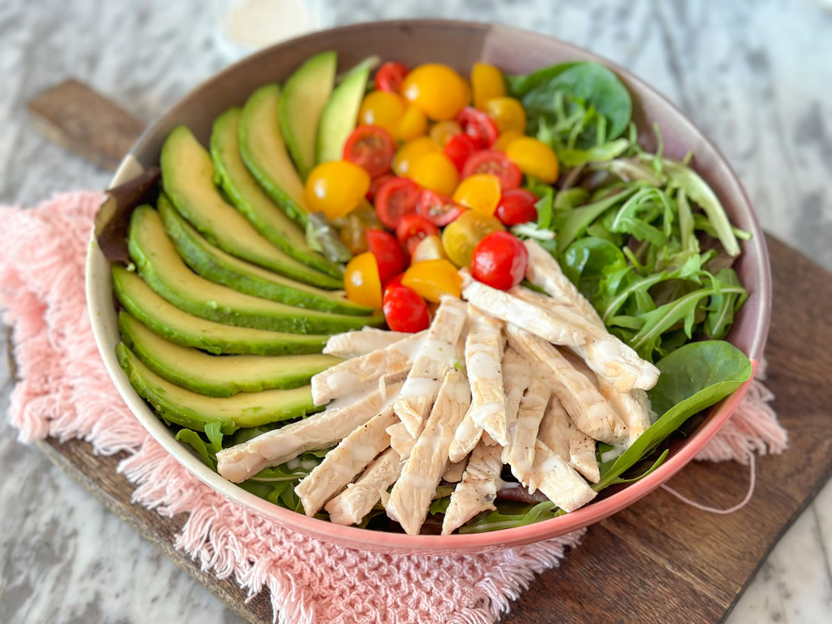 Insalata con fette di tacchino