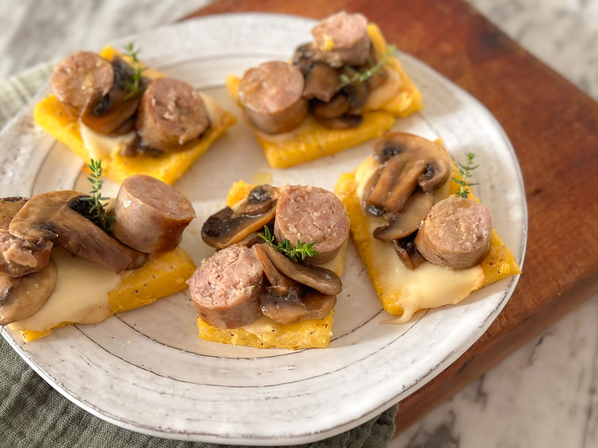 Polenta, salsicce e funghi