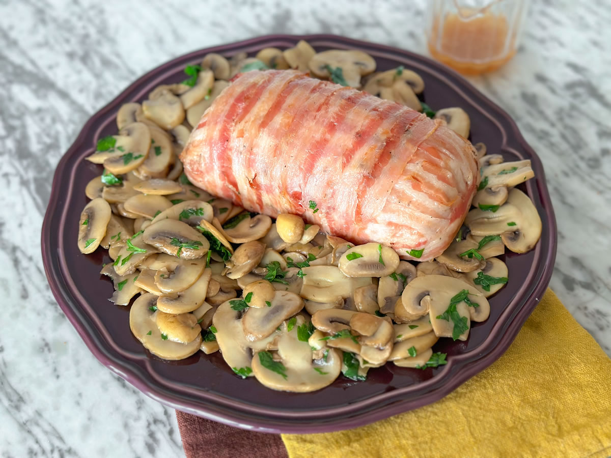 Appetitoso porchettato con funghi