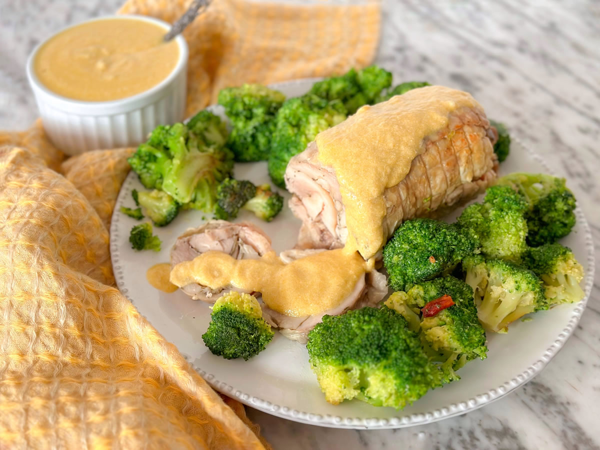 Rollè di pollo al latte con broccoli ripassati