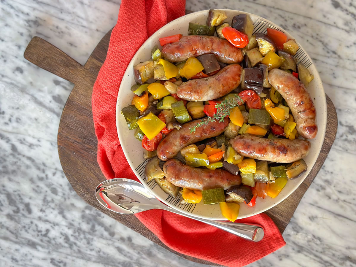 Salsicciotto di suino al forno con zucchine, peperoni, patate e melanzane