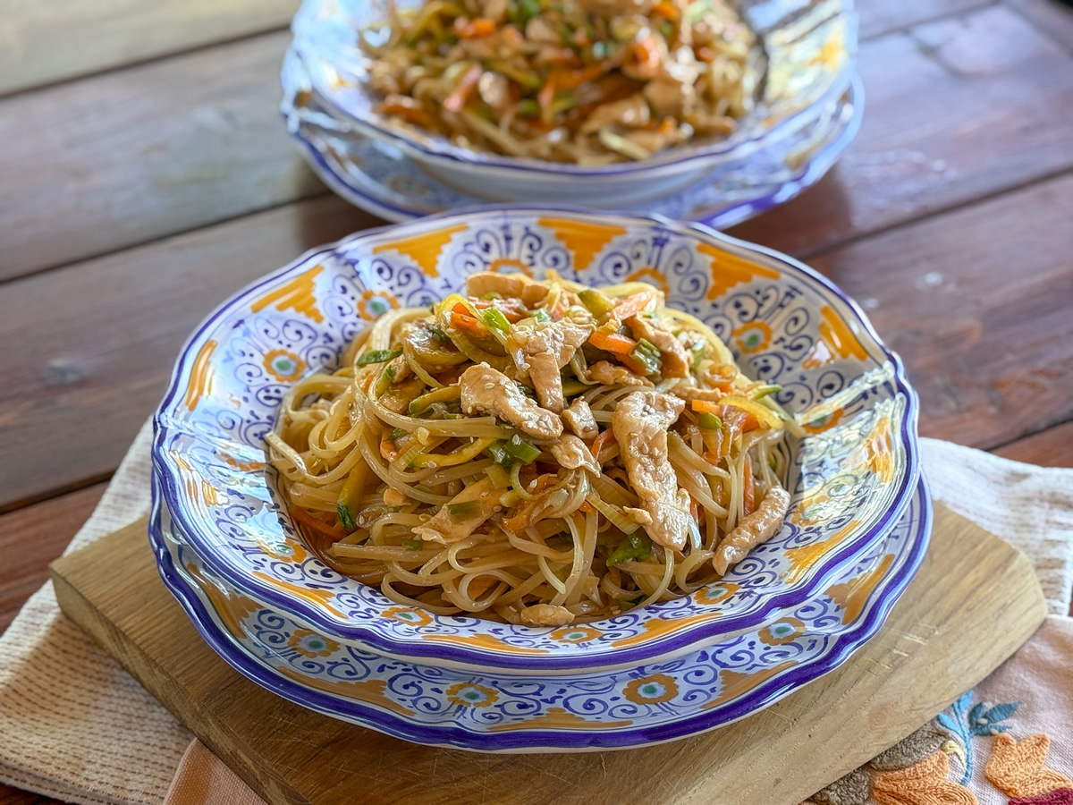 Spaghetti saltati verdure e pollo