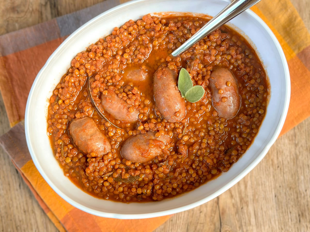 Chicchi di suino e lenticchie al sugo